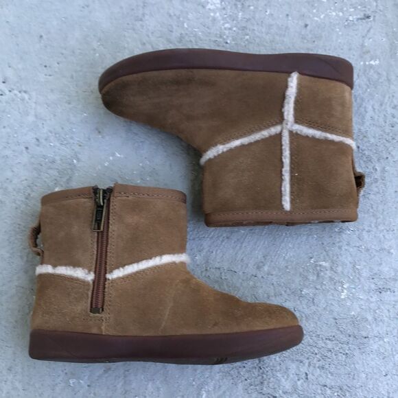 Uggs   - Picture 2 of 8